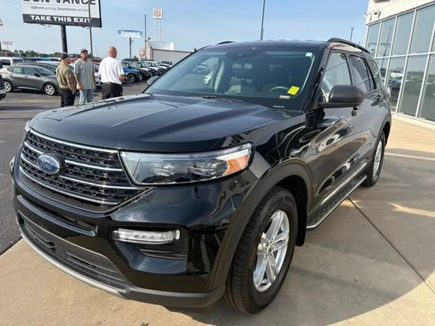 2023 Ford Explorer XLT photo 1