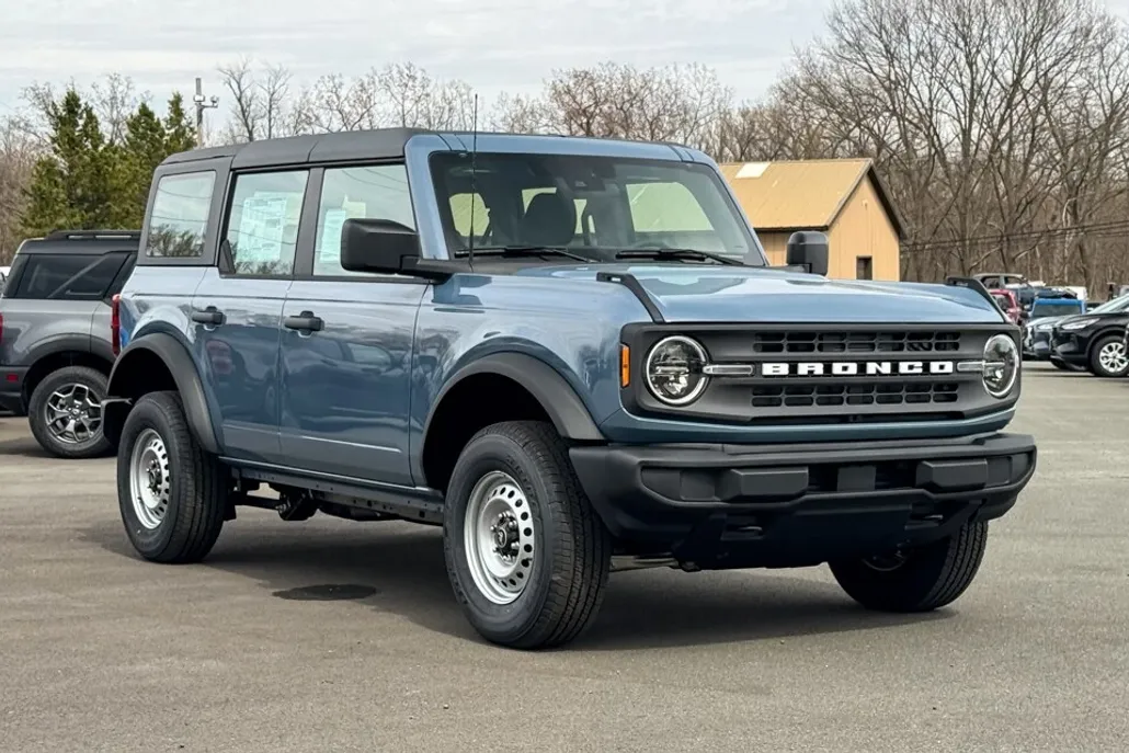 2025 Ford Bronco Base photo 1