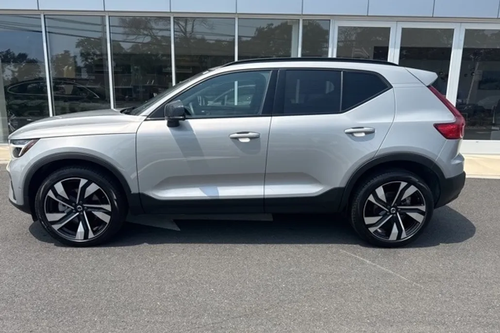 2025 Volvo XC40 Plus photo 1