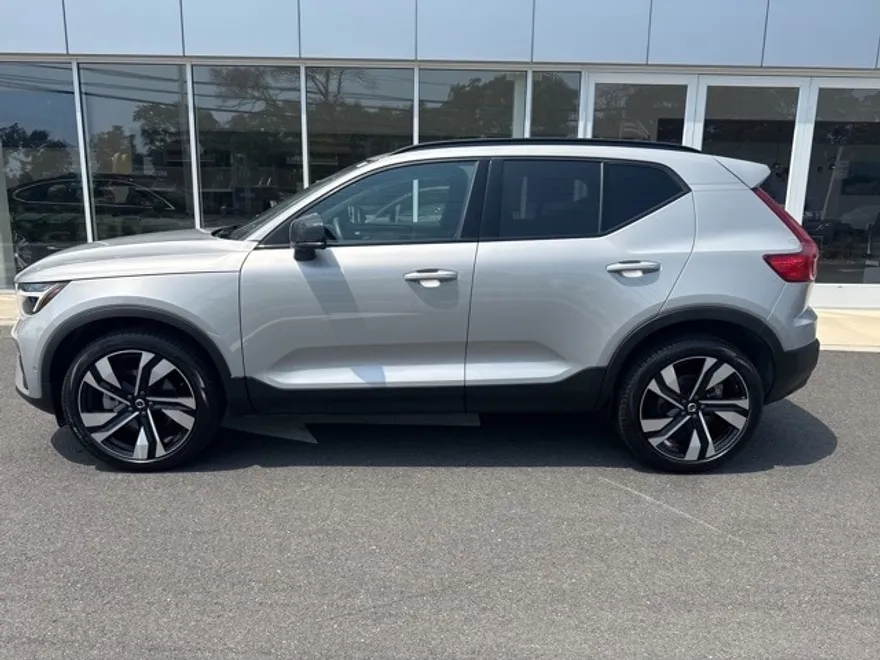 2025 Volvo XC40 Plus photo 1