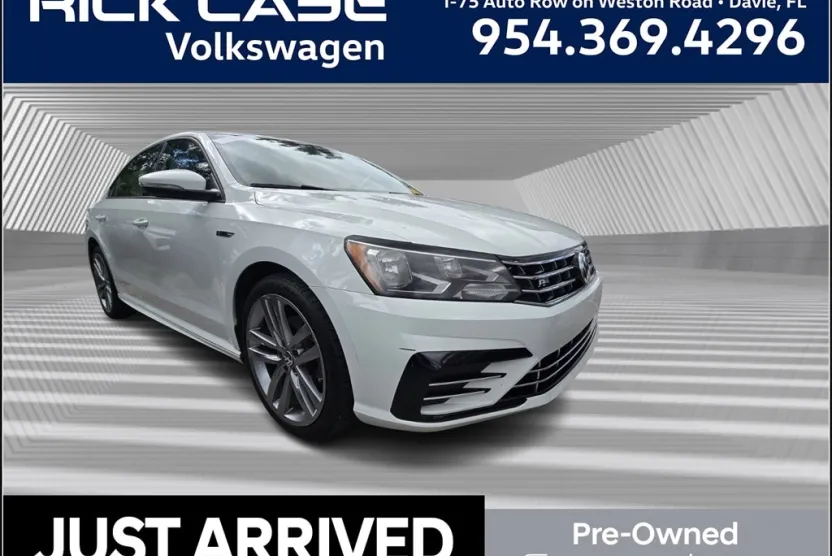 2018 Volkswagen Passat 2.0T R-Line photo 1