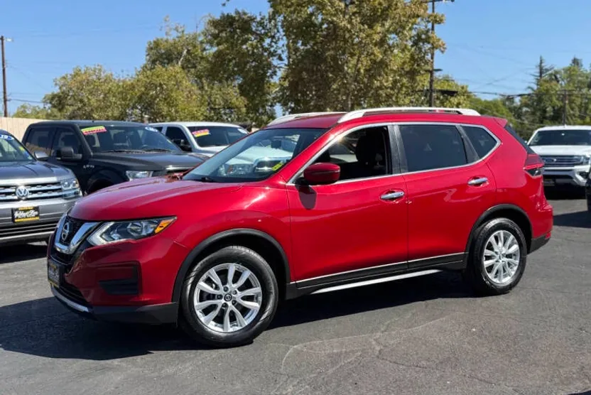 2017 Nissan Rogue SV photo 1