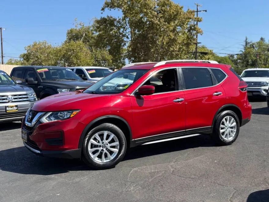 2017 Nissan Rogue SV photo 1