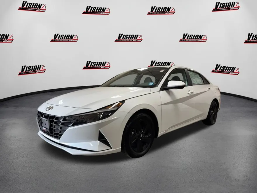 2023 Hyundai Elantra SEL photo 1