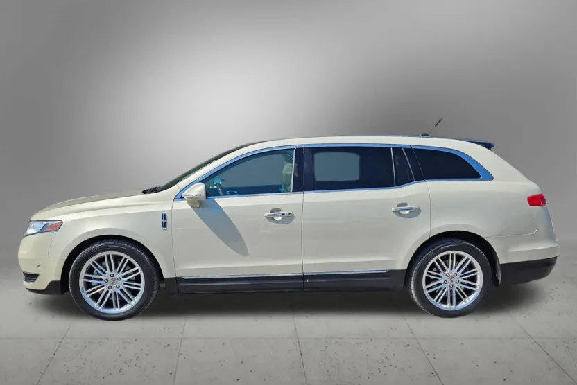 2016 Lincoln MKT EcoBoost photo 1