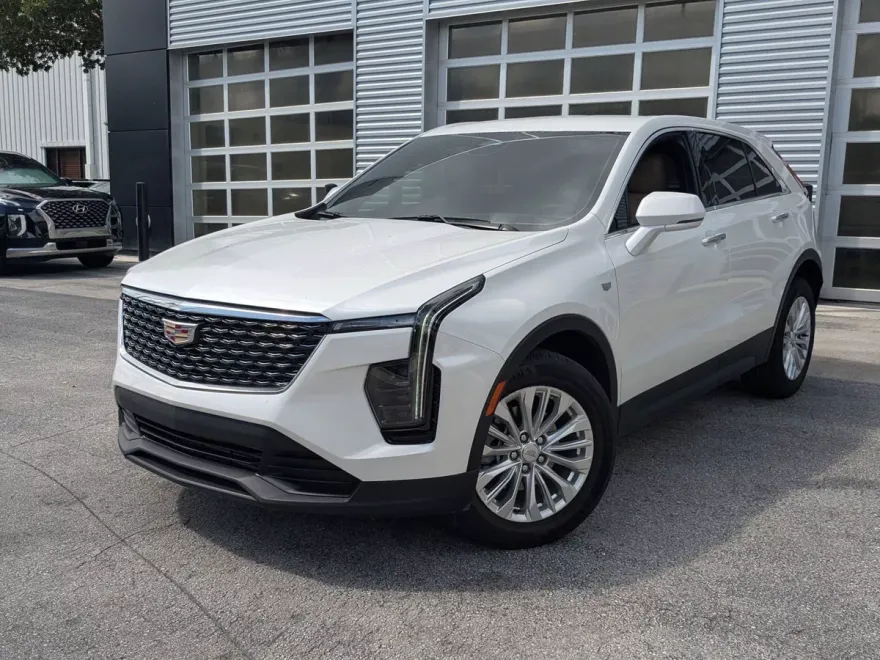 2024 Cadillac XT4 Luxury photo 1