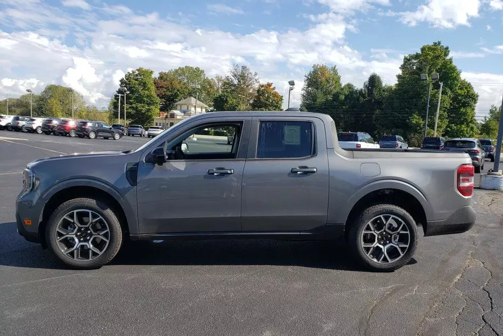 2025 Ford Maverick Lariat photo 1