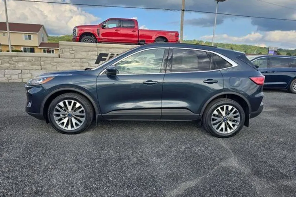 2022 Ford Escape Titanium photo 1