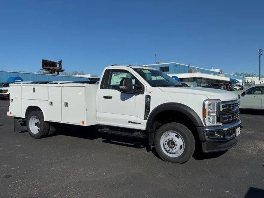 2024 Ford F-550 photo 1