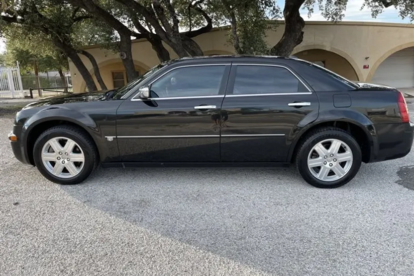 2005 Chrysler 300 C photo 1