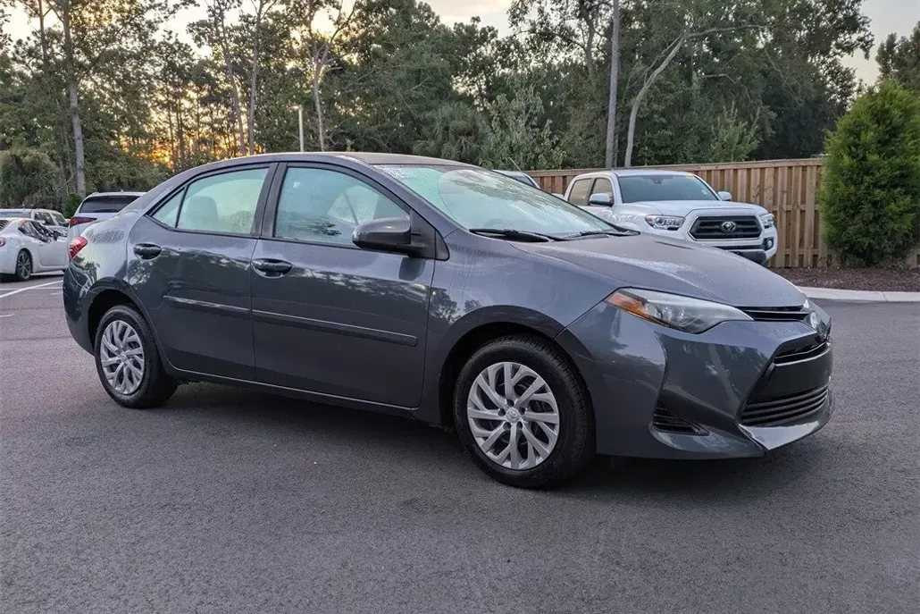 2017 Toyota Corolla LE photo 1