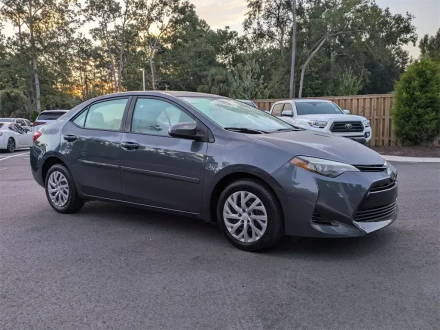 2017 Toyota Corolla LE photo 1