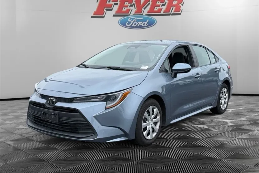 2023 Toyota Corolla LE photo 1
