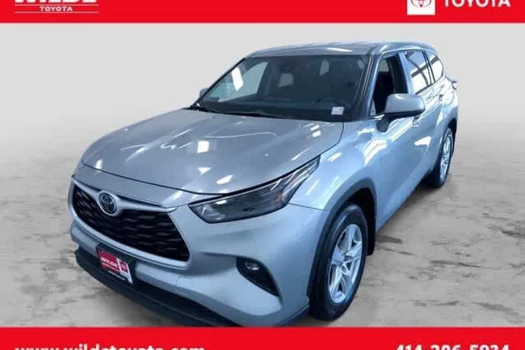 2024 Toyota Highlander LE photo 1