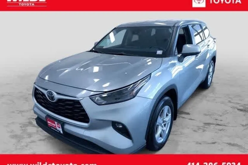2024 Toyota Highlander LE photo 1