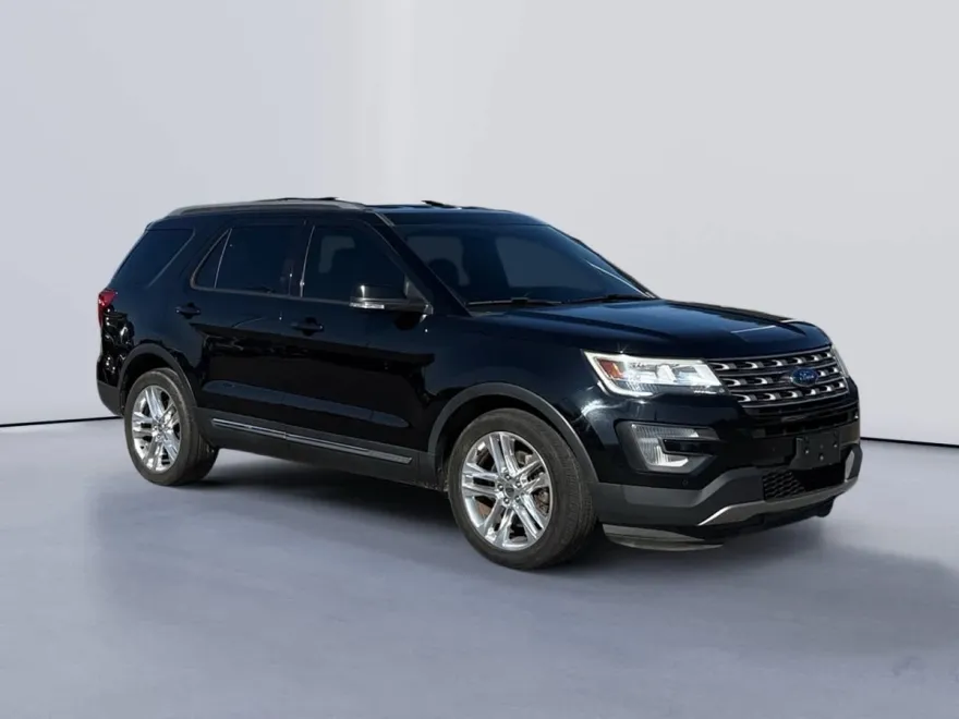 2016 Ford Explorer XLT photo 1