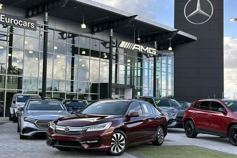 2017 Honda Accord Hybrid Touring photo 1