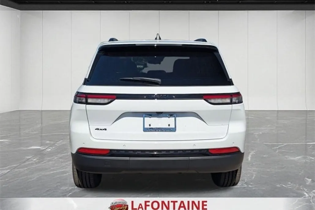 2025 Jeep Grand Cherokee Altitude photo 1