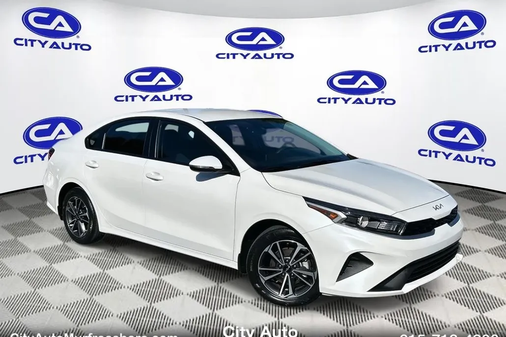 2023 Kia Forte LXS photo 1