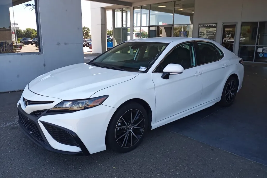 2022 Toyota Camry SE photo 1