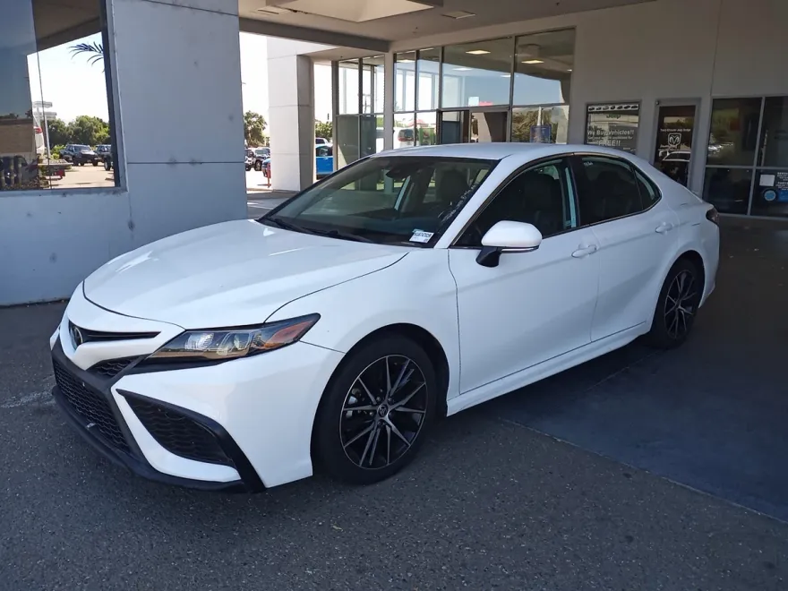 2022 Toyota Camry SE photo 1