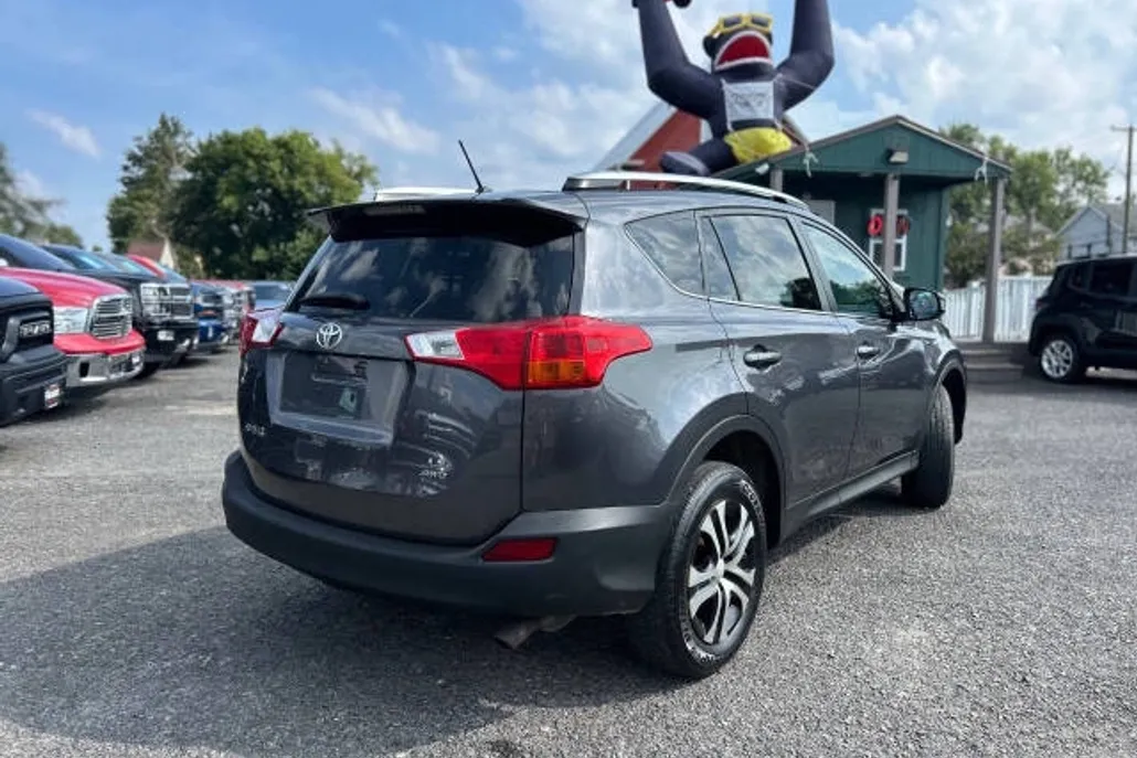 2014 Toyota RAV4 LE photo 1