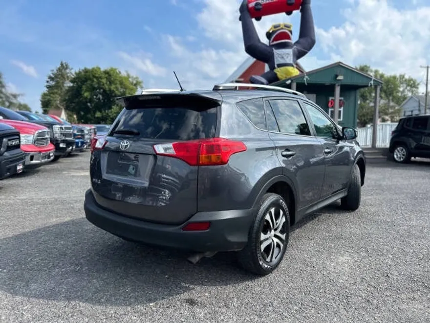 2014 Toyota RAV4 LE photo 1