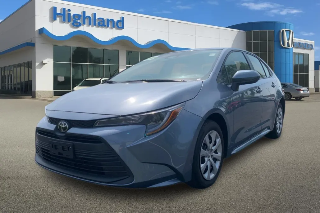 2023 Toyota Corolla LE photo 1