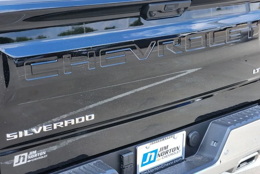2025 Chevrolet Silverado LT photo 1