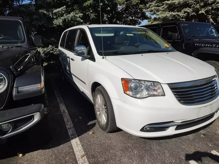 2014 Chrysler Town & Country Limited photo 1