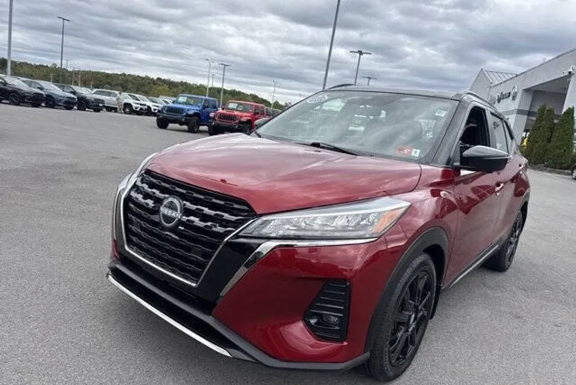 2023 Nissan Kicks SR photo 1