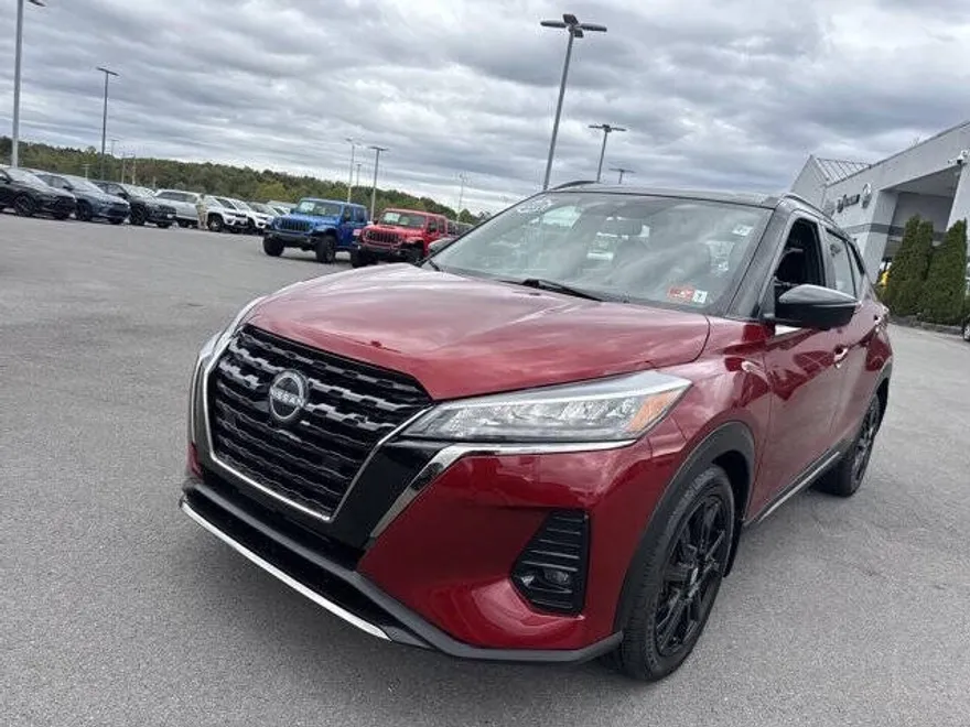 2023 Nissan Kicks SR photo 1