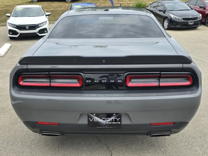 2019 Dodge Challenger SXT photo 1