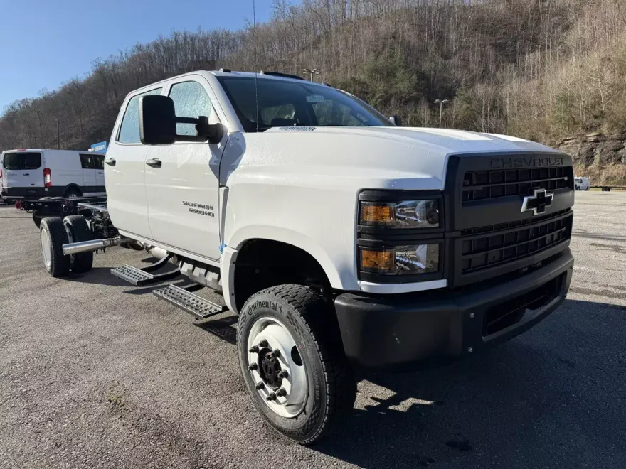 2024 Chevrolet Silverado 6500HD Work Truck photo 1