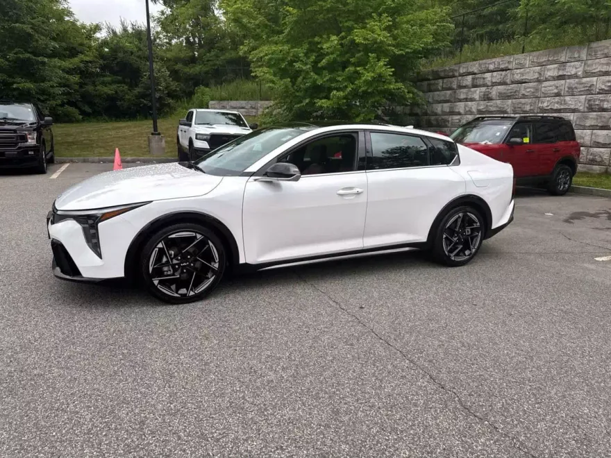 2025 Kia K4 GT-Line photo 1