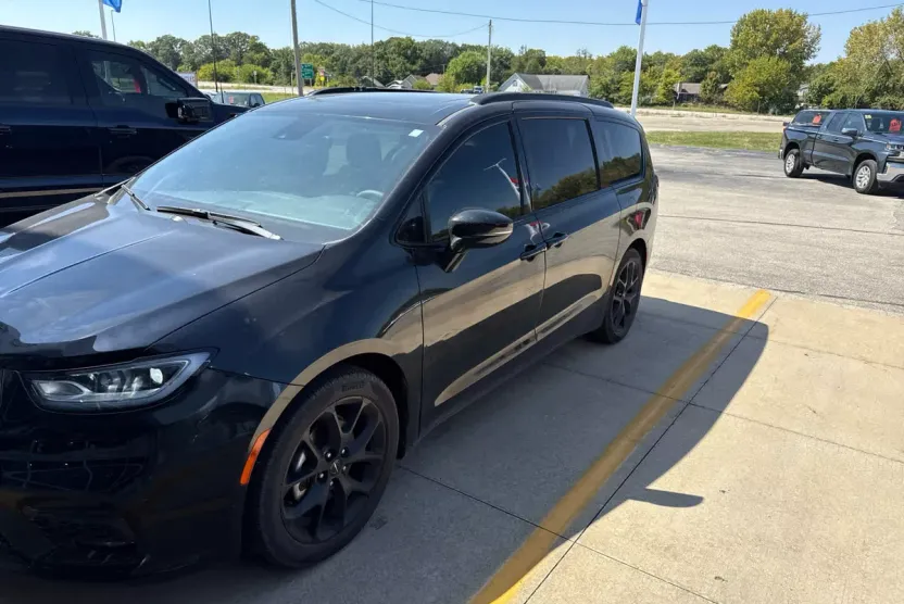 2023 Chrysler Pacifica Limited photo 1