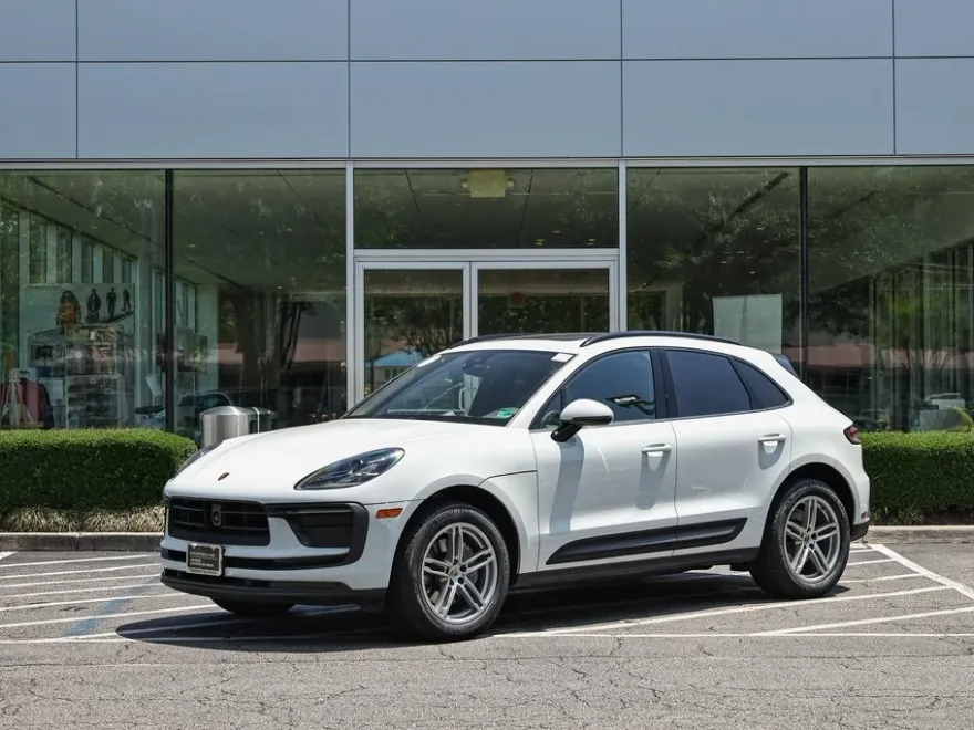 2024 Porsche Macan T photo 1