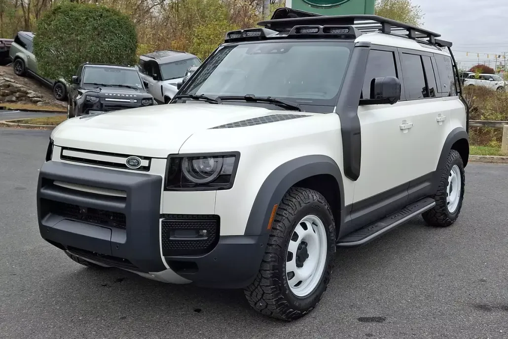 2024 Land Rover Defender 110 photo 1
