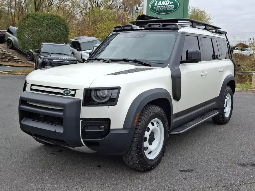 2024 Land Rover Defender 110 photo 1