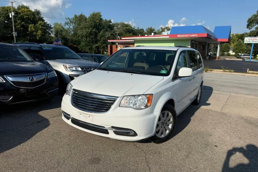 2016 Chrysler Town & Country Touring photo 1