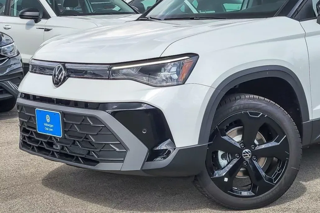 2025 Volkswagen Taos SE photo 1