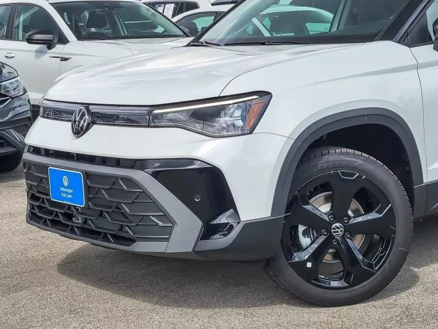 2025 Volkswagen Taos SE photo 1