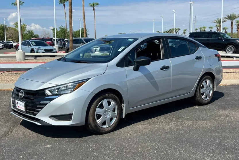 2025 Nissan Versa 1.6 S photo 1