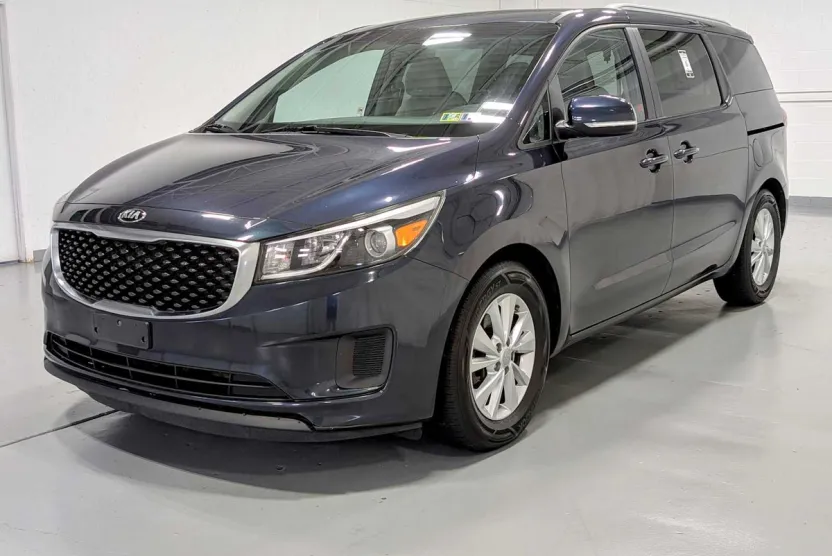 2016 Kia Sedona LX photo 1
