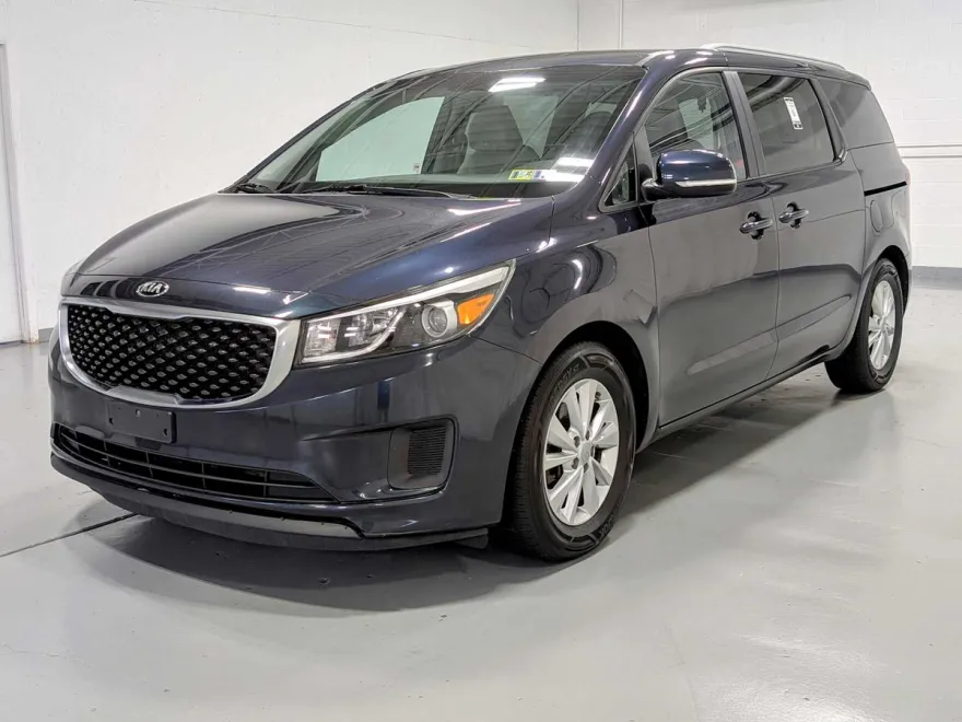 2016 Kia Sedona LX photo 1