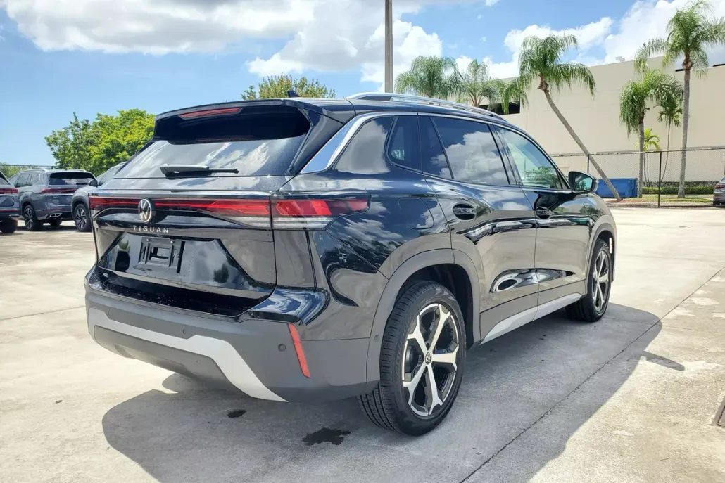 2025 Volkswagen Tiguan SE photo 1