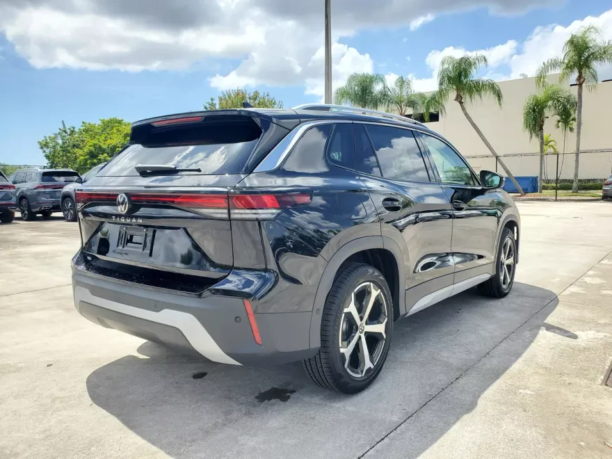 2025 Volkswagen Tiguan SE photo 1