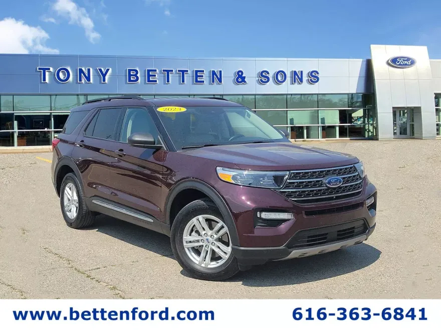 2023 Ford Explorer XLT photo 1