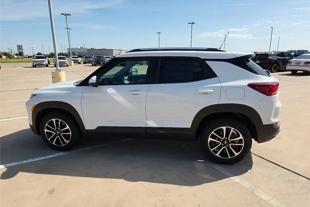2025 Chevrolet Trailblazer LT photo 1