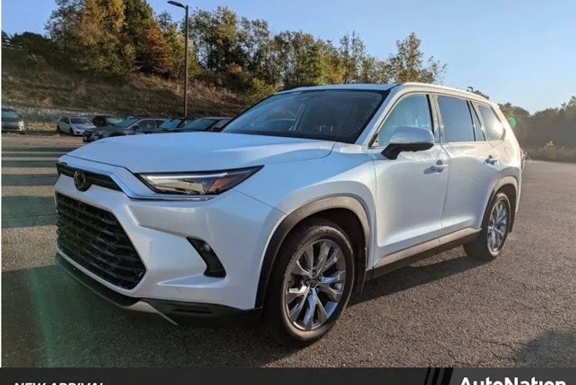 2024 Toyota Highlander Hybrid Limited photo 1